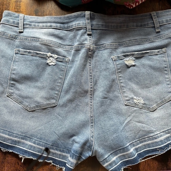 NWOT Jean Shorts. Size 3X - Picture 2 of 6